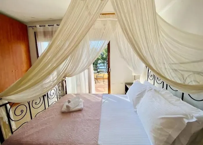 Spacious 3 Bed House With Sea View 포씨디
